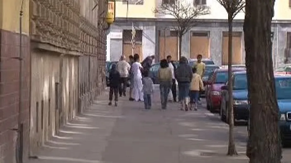 V sociálně vyloučené oblasti v centru města, tzv. brněnském Bronxu, žijí platící nájemníci ve stejných domech a stejných podmínkách jako ti, kteří si s nájemným hlavu nedělají.