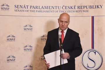 Senátor Fischer se obrátí na policii kvůli pročínským aktivitám agentury, kterou si najal Home Credit