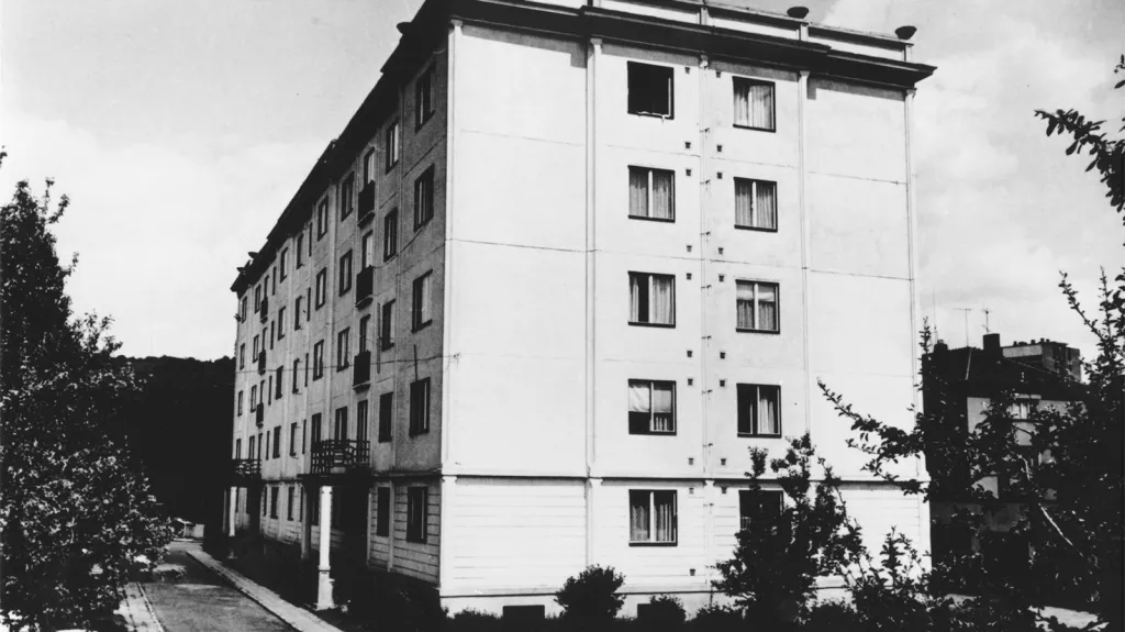 První prototyp montovaného panelového domu G 40 na nábřeží Pionýrů (dnes Benešově nábřeží) v Gottwaldově na snímku z roku 1954, těsně po dokončení stavby.