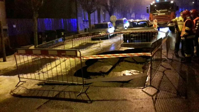 Auto museli vyprostit hasiči