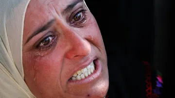 Palestinská žena pláče během pohřbu palestinského chlapce, který byl zabit izraelskými silami v Bejt Lakíji. Foceno 5. května 2005