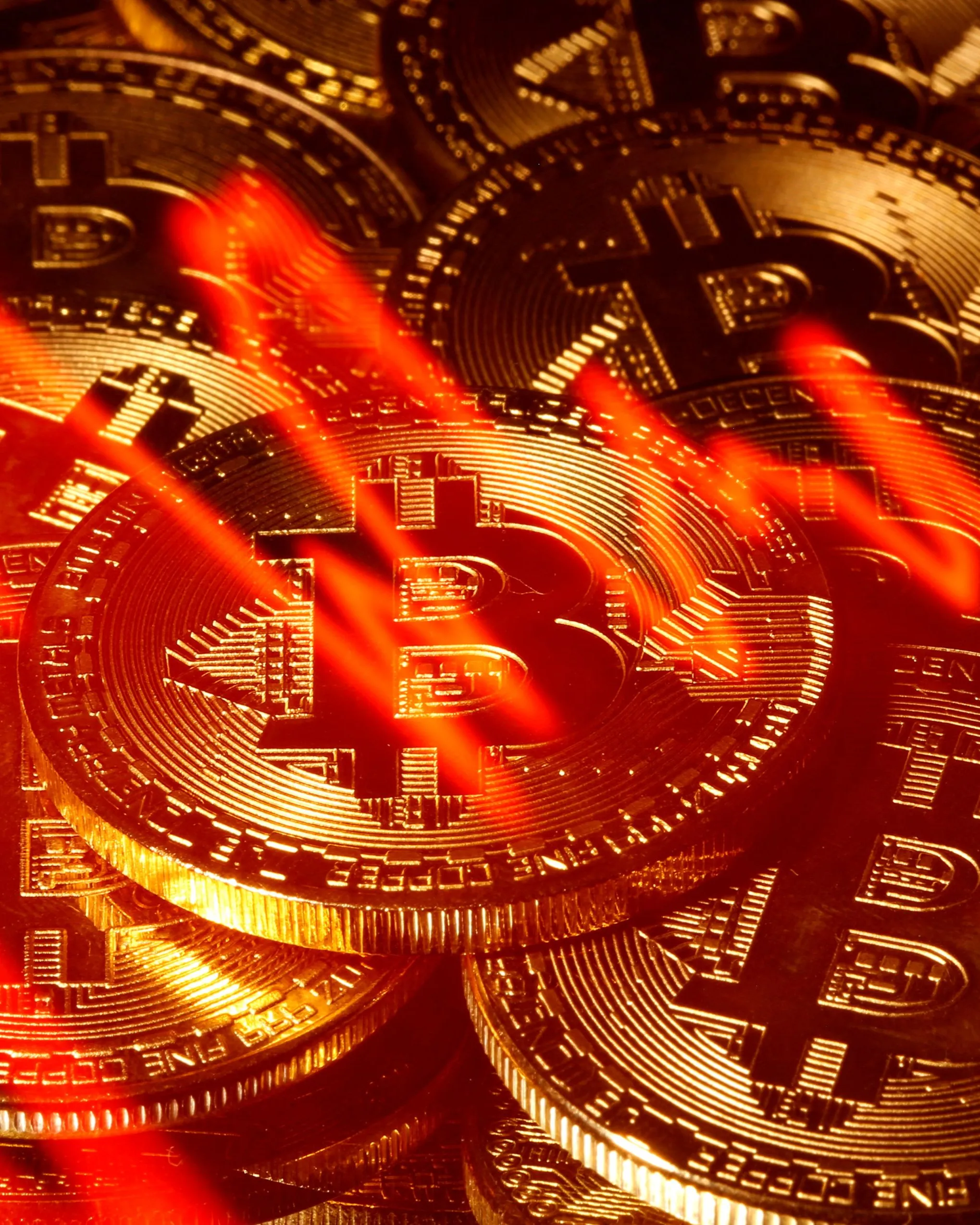 Hodnota bitcoinu klesla pod 20 tisíc dolarů, nejníže od roku 2020 — ČT24 —  Česká televize