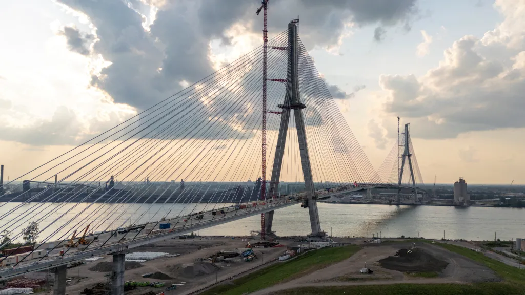 Gordie Howe International Bridge na snímku z roku 2024