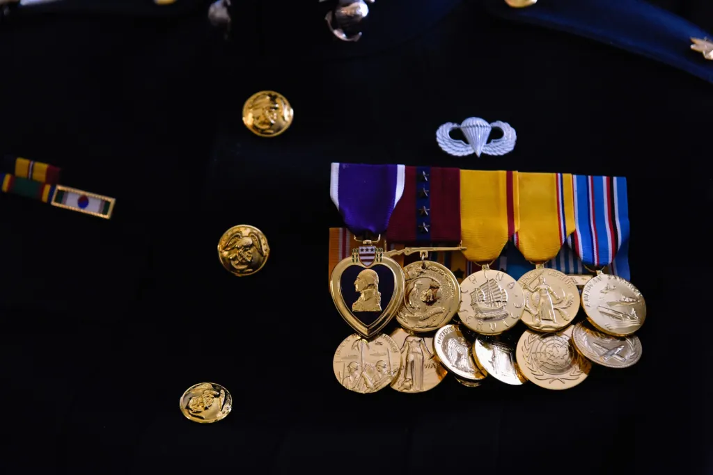 Klopy vojenského pamětníka zcela zaplnila vojenská vyznamenání. Vlevo nahoře v první řadě se leskne Purpurové srdce, které obdržel poté, co byl těžce zraněn v bitvě o Iwodžimu, jedné z nejtěžších bitev druhé světové války