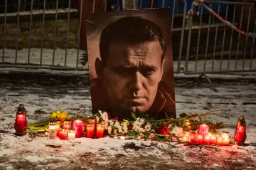 Lidé přišli uctít památku ruského opozičníka Navalného. Podle Západu byl otráven