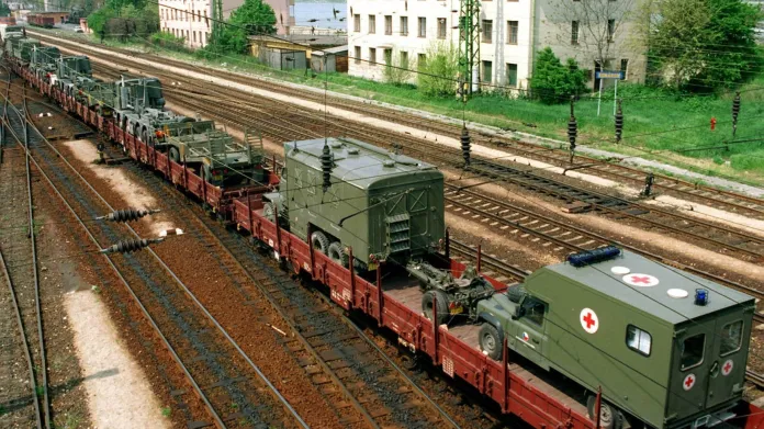 Vlak s polní nemocnicí české armády, která se v Albánii zúčastnila humanitární operace NATO na pomoc kosovským uprchlíkům (27. 4. 1999)