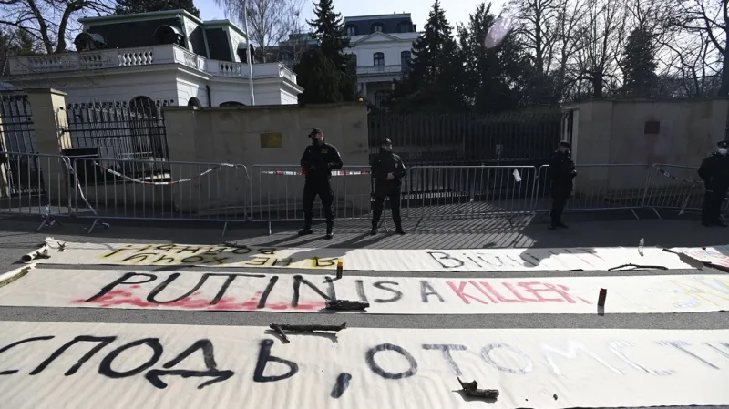 Transparent před ruským velvyslanectvím v Praze