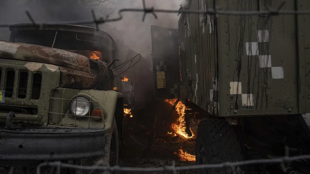Zničený ukrajinský armádní automobil u města Mariupol
