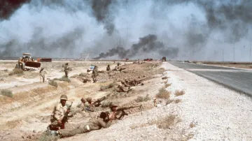 Irácké jednotky překračují silnici, která spojuje Chorramšahr s městem Ábádán v Iránu. Jednotky 17. října 1980 dobyly hlavní íránský ropný terminál