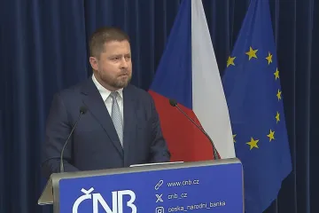 Základní úroková sazba zůstává na sedmi procentech. ČNB zároveň zhoršila výhled ekonomiky