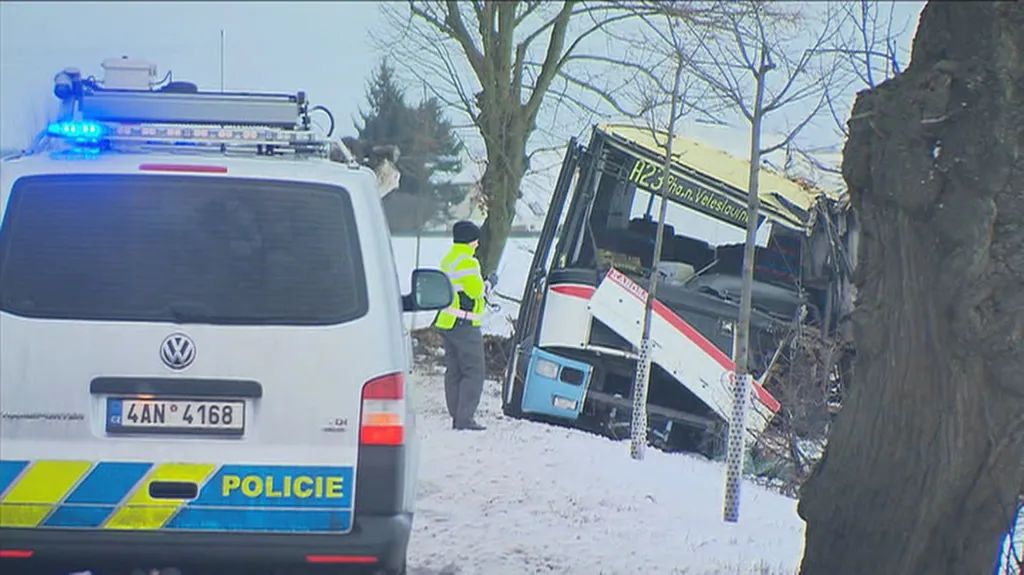 Havarovaný autobus mezi obcemi Středokluky a Kněževes