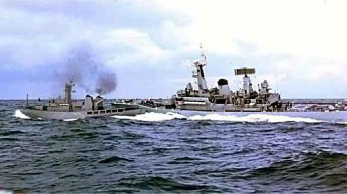 Islandská ICGV Óðinn ve střetu s britskou fregatou HMS Scylla (F71)