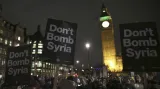 Britský parlament hlasuje o náletech na Sýrii