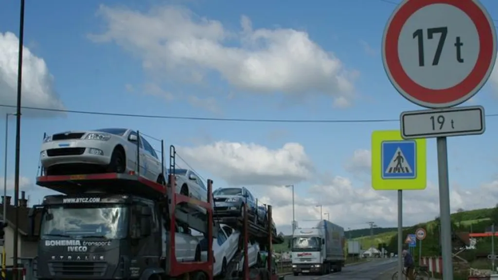 Přetěžovaný most v Nesovicích