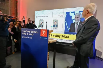 Nadšení, skandování, smutek i rozčarování. Fotografie ukazují volební štáby kandidátů