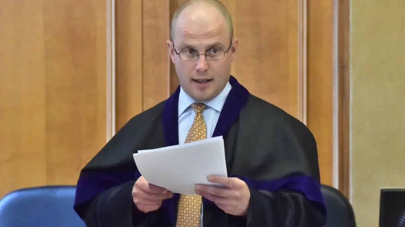 Soudce Robert Pacovský čte rozsudek nad Davidem Rathem a Lucií Novanskou