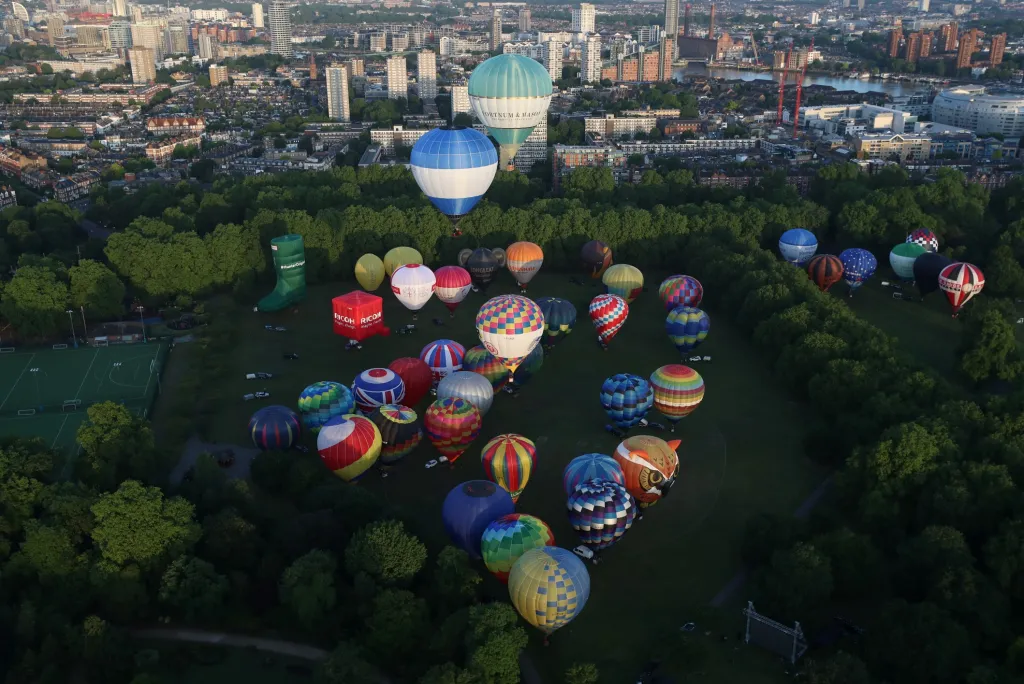 Balonová letka krátce po hromadném staru z londýnského parku Battersea