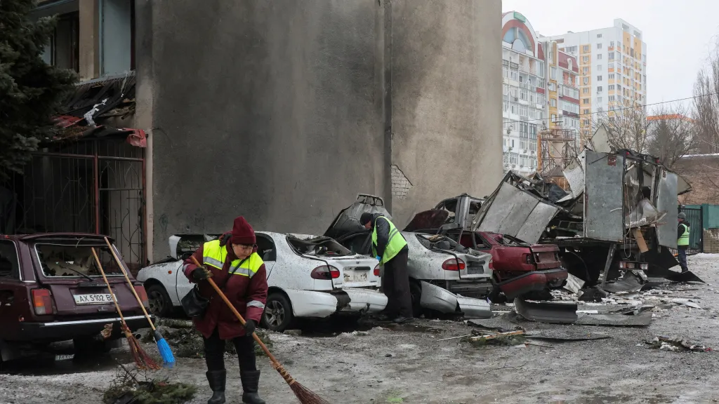 Následky ruských dronových a raketových útoků na Charkov, snímek z 26. února