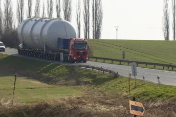 Pozor, jede nádrž. Nadměrný náklad mezi Hradcem a Mělníkem omezí dopravu