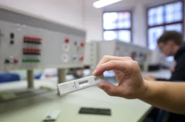 V pondělí přibylo 7591 nakažených covidem. Antigenní testy se budou uznávat i nadále