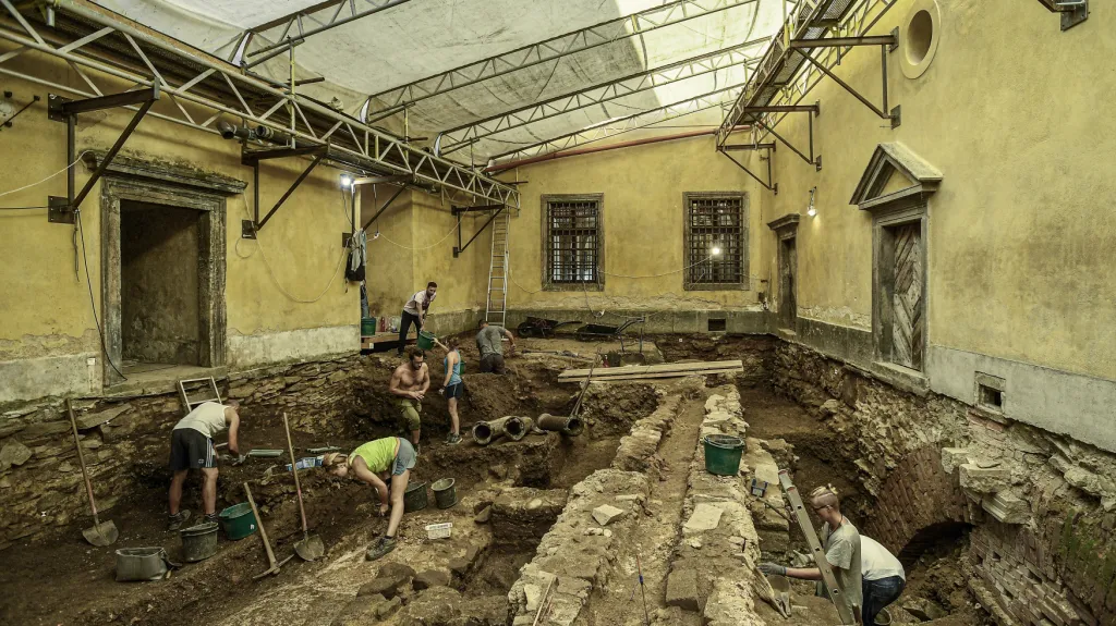 Středověké hradiště našli archeologové na nádvoří