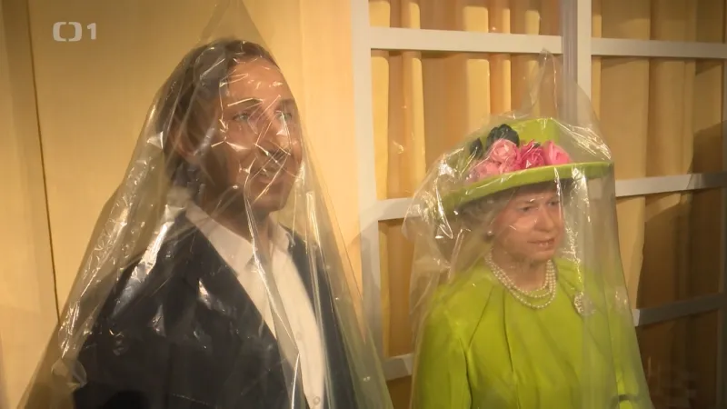 Voskové figuríny zůstávají pod igelitovou plachtou