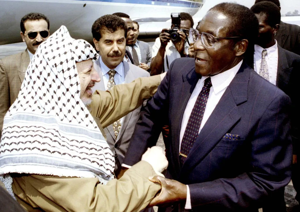 Prezident Zimbabwe Robert Mugabe zdraví Jásira Arafata při příjezdu na Světový solární summit 15. září 1996
