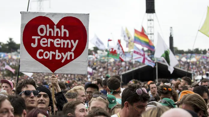 Fanoušci Jeremyho Corbyna na hudebním festivalu Glastonbury