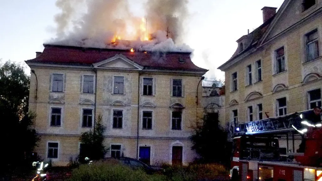 Požár barokního zámku v Sedlci