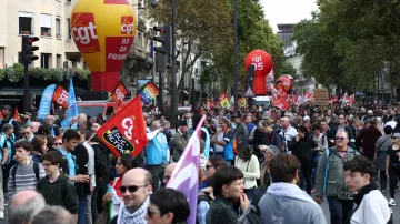 Ve Francii protestují proti vládě a možným úsporným opatřením
