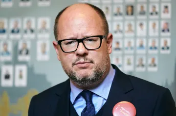 Starosta Gdaňsku zemřel. Pobodal jej muž, který v minulosti přepadal banky a léčil se na psychiatrii