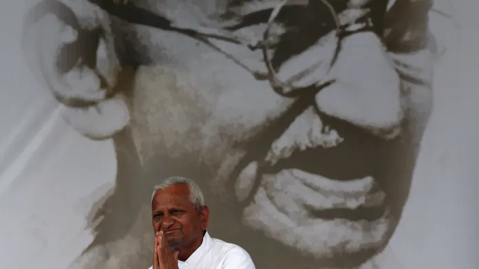 Indický aktivista před Gándhího podobiznou
