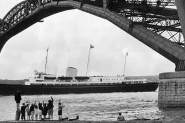 Britská královská jachta Britannia je poprvé spuštěna na vodu