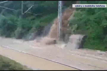 Bouřka poškodila trať podél Labe, nákladní vlaky ji nemají kudy objet. Kapacitní železniční přechod na západ bude chybět ještě léta