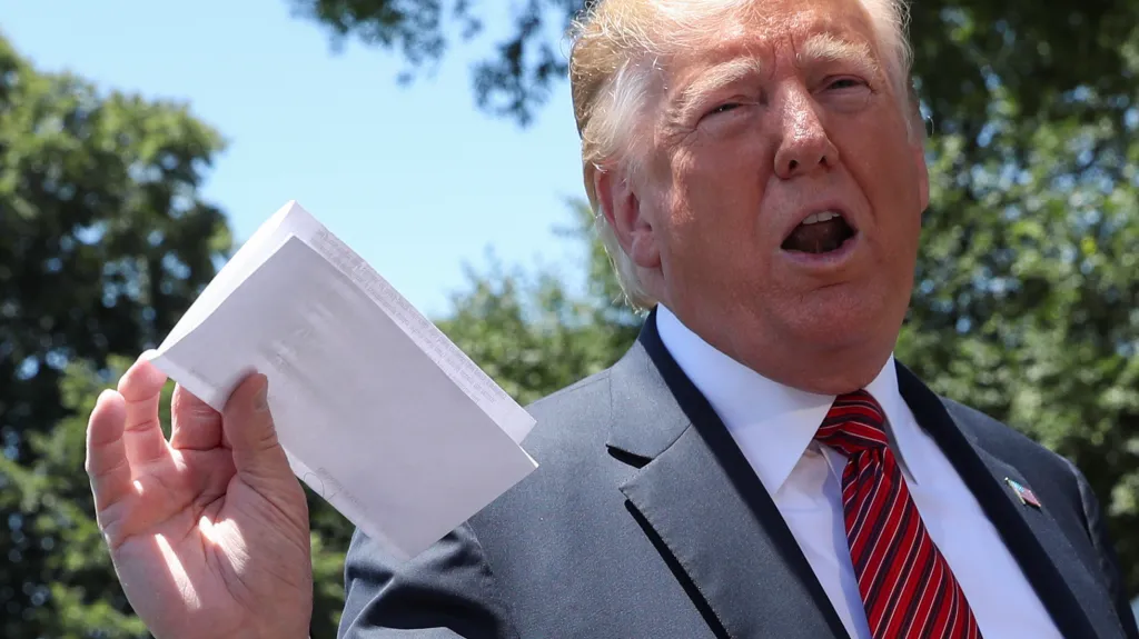 Americký prezident Donald Trump s kopií americko-mexické dohody