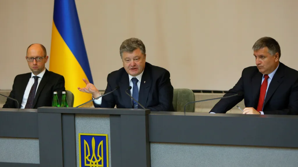 Porošenko při schůzce s premiérem Jaceňukem a ministrem vnitra Avakovem