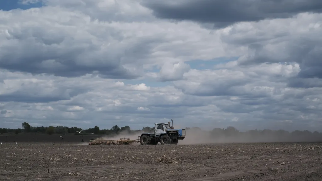Výsadba ukrajinských farmářů na poli u Kyjeva
