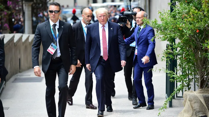 Trump přichází na jednání představitelů skupiny G7