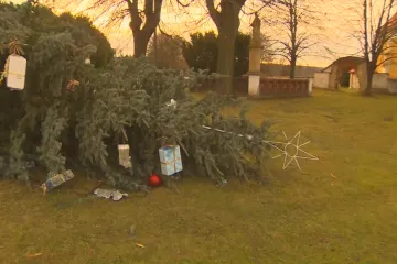 Silný vítr lámal stromy, shodil i ty ozdobené. Hasiči mu přičítají i výbuch v Suchově