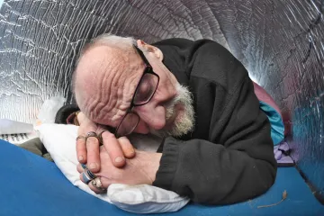 Mrazivé počasí plní místa pro lidi bez domova. Opět pomáhají i nocleženky