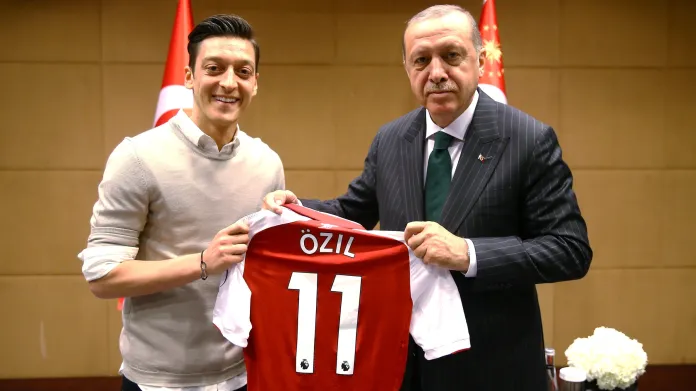 Mesut Özil s tureckým prezidentem Recepem Tayyipem Erdoganem v květnu v Londýně