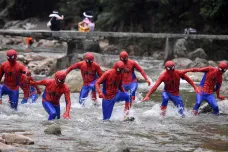Týden obrazem: Běh Spider-Manů, toreador proti balonku a Čurající chlapeček závodníkem Tour de France  