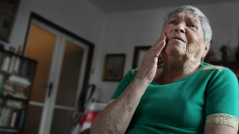 Při evakuaci ke konci války se Rackovy dostaly do Stutthofu. Tam se ve velkém posílalo rovnou do plynových komor. Chtěly jít pracovat, ale měly strach o maminku, že už ji v 56 letech nepustí. "Tváře jsme jí přibarvily na červeno obalem od cikorky, šedé vlasy na hnědo. Naštěstí to prošlo."