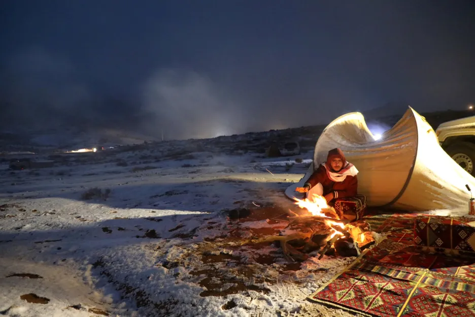 I v Saúdské Arábii padá občas sníh. Na snímku sedí muž vedle stanu u města Tabuk. Pohoří vedle Tabuku se občas v lednu a únoru dostane pod nulovou teplotu
