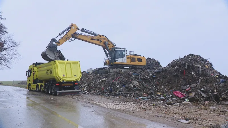 Koberce či dětské boby. Z Jesenicka se zpožděním mizí odpad z povodní