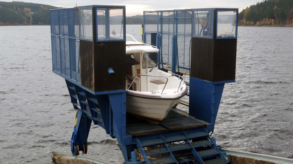 Výtah umožňující lodím do hmotnosti 3,5 tuny překonat hráz přehrady Orlík (snímek je z roku 2005)