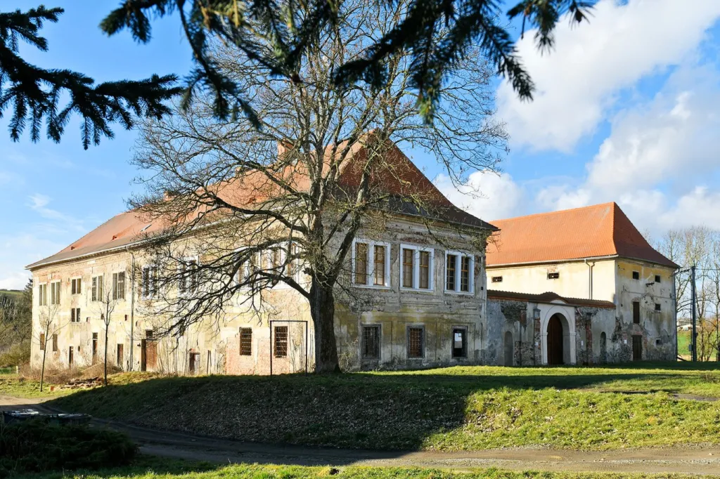 „Nemáme jediného sponzora. Finance získáváme jen díky návštěvníkům,“ řekla Miroslava Šušová z Klubu Ladislava Lébka, který je základní organizací Českého svazu ochránců památek. Rekonstrukci podporuje ministerstvo kultury, MAS Radbuza, Plzeňský kraj a anglická nadace The Friends of Czech Heritage