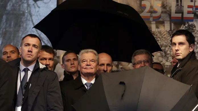 Německého prezidenta Gaucka trefila "jen" skořápka.