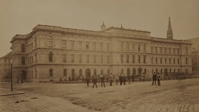 Stavba dnešního sídla Ústavního soudu na historické fotografii