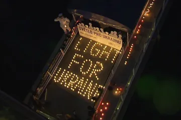 Pomáhají peníze i gesta: Na Vltavu vyplulo Světlo pro Ukrajinu